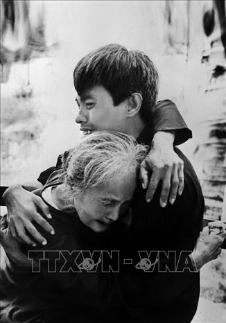 Trong ảnh: Khoảnh khắc gặp lại mẹ của anh Lê Văn Thức, một trong 36 tử tù Côn Đảo trong ngày trở về đất liền, sáng 4/5/1975 tại Vũng Tàu. Ảnh: Lâm Hồng Long - TTXVN