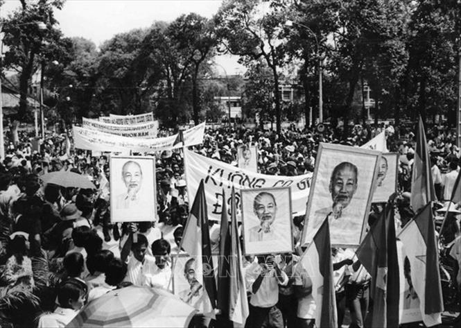 Trong ảnh: Nhân dân thành phố Sài Gòn mít tinh chào mừng Ủy ban Quân quản thành phố ra mắt, ngày 7/5/1975. Ảnh: Minh Lộc - TTXVN