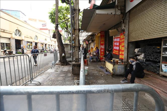 Trong ảnh: Lực lượng chức năng phường Đội Cấn (Ba Đình) lập hàng rào phía bên ngoài chợ Ngọc Hà. Ảnh: Minh Quyết - TTXVN