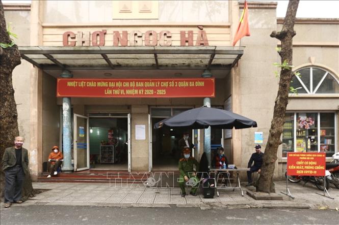 Trong ảnh: Phía bên ngoài cổng chợ có chốt cơ động kiểm soát, chống dịch của phường Đội Cấn (Ba Đình). Ảnh: Minh Quyết - TTXVN