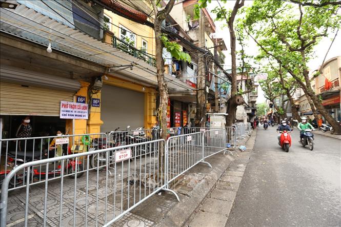 Trong ảnh: Lực lượng chức năng phường Đội Cấn (Ba Đình) lập hàng rào phía bên ngoài chợ Ngọc Hà. Ảnh: Minh Quyết - TTXVN