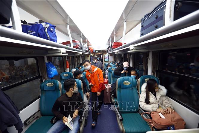 Trong ảnh: Những ngày này, ngành đường sắt sẽ cân đối và chỉ bán nửa số vé để đàm bảo khoảng cách an toàn ghế ngồi giữa các hành khách. Ảnh: Huy Hùng - TTXVN