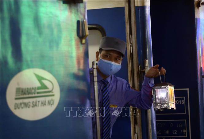Trong ảnh: Chuyến tàu SE 3 vận chuyển 264 hành khách rời Hà Nội 19h25 phút ngày 6/4/2020. Ảnh: Huy Hùng - TTXVN
