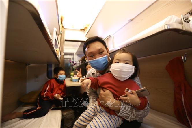 Trong ảnh: Gia đình anh Nhơn, chị Thảo về quê Ninh Thuận trên chuyến tàu SE3. Ảnh: Minh Quyết - TTXVN