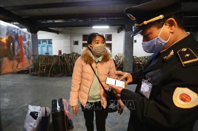 Trong ảnh: Nhân viên của tàu SE 3 kiểm tra vé của hành khách trước khi lên tàu. Ảnh: Minh Quyết - TTXVN