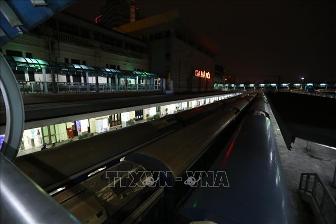 Trong ảnh: Chuyến tàu SE 3  rời Hà Nội lúc 19h 25 phút ngày 6/4/2020. Ảnh: Minh Quyết - TTXVN
