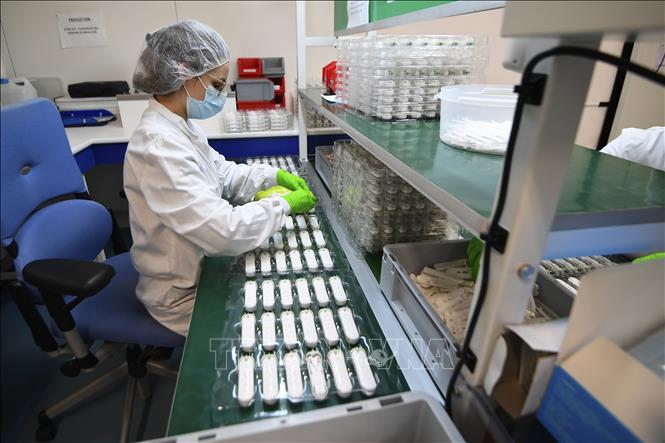 Trong ảnh: Nhân viên Công ty sáng chế công nghệ sinh học NG Biotech sản xuất bộ kit xét nghiệm kháng thể đối với dịch COVID-19 tại Guipry, miền Tây Pháp ngày 6/4/2020. Ảnh: AFP/TTXVN