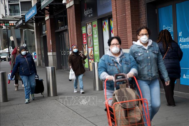 Trong ảnh: Người dân đeo khẩu trang nhằm ngăn chặn sự lây lan của dịch COVID-19 tại New York, Mỹ ngày 3/4/2020. Ảnh: THX/TTXVN