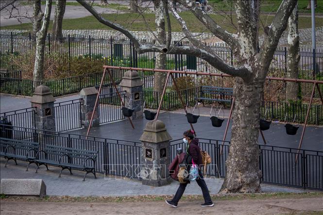 Trong ảnh: Một khu vui chơi ở New York, Mỹ đóng cửa do dịch COVID-19 ngày 2/4/2020. Ảnh: THX/TTXVN