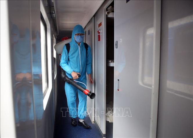 Trong ảnh: Phun thuốc khử trùng toàn bộ các khoang hành khách trên tàu tại Ga Hà Nội ngày 7/4/2020. Ảnh: Danh Lam-TTXVN