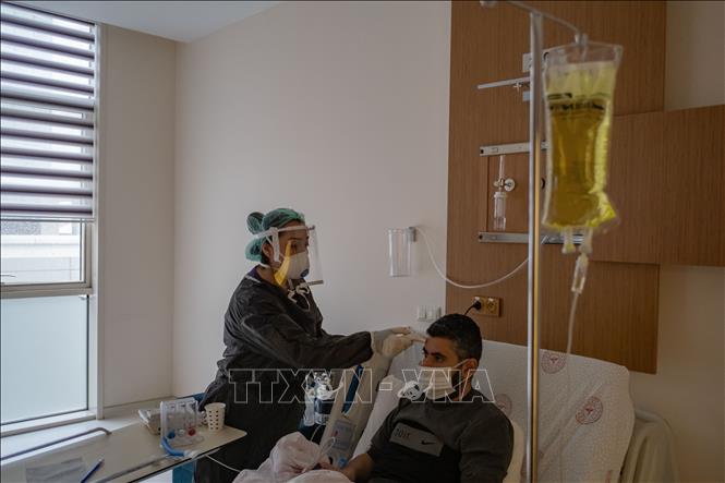 Trong ảnh: Nhân viên y tế điều trị cho bệnh nhân mắc COVID-19 tại một bệnh viện ở Istanbul, Thổ Nhĩ Kỳ ngày 5/4/2020. Ảnh: THX/TTXVN
