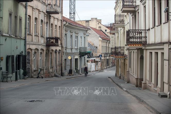 Trong ảnh: Một con phố vắng người qua lại do dịch COVID-19 tại Vilnius, Litva ngày 18/3/2020. Ảnh: THX/TTXVN