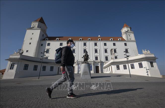 Trong ảnh: Người dân đeo khẩu trang phòng dịch COVID-19 tại Bratislava, Slovakia ngày 1/4/2020. Ảnh: AFP/TTXVN