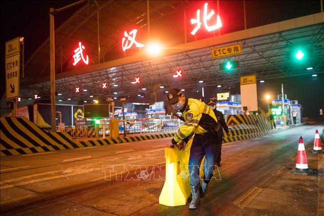 Trong ảnh: Nhân viên nhà ga đường sắt cao tốc phía Tây Vũ Hán, tỉnh Hồ Bắc, Trung Quốc dỡ bỏ phong tỏa, ngày 8/4/2020. Ảnh: THX/TTXVN 