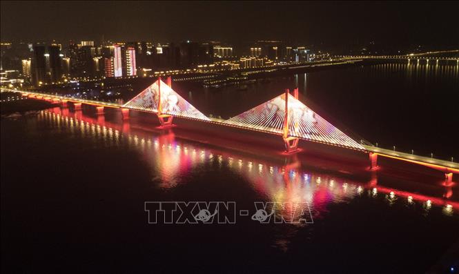 Trong ảnh: Toàn cảnh cây cầu ở Vũ Hán, tỉnh Hồ Bắc, Trung Quốc, ngày 8/4/2020, thời điểm lệnh phong tỏa do dịch COVID-19 chính thức được dỡ bỏ. Ảnh: THX/TTXVN 