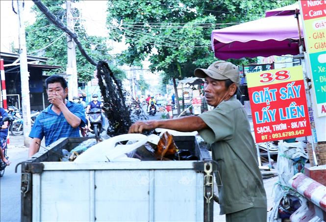 Trong ảnh: Buổi sáng mỗi ngày, ông Nguyễn Ngọc Đức vớt đầy chiếc thùng được rác có dung tích hơn nửa khối (ảnh chụp tháng 3/2020). Ảnh: Xuân Khu-TTXVN