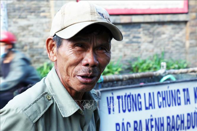 Trong ảnh: Người thương binh  Nguyễn Ngọc Đức đã góp phần hồi sinh dòng kênh Chiến Lược, đoạn qua phường Bình Trị Đông, Bình Tân, Thành phố Hồ Chí Minh. Ảnh: Xuân Khu-TTXVN, 