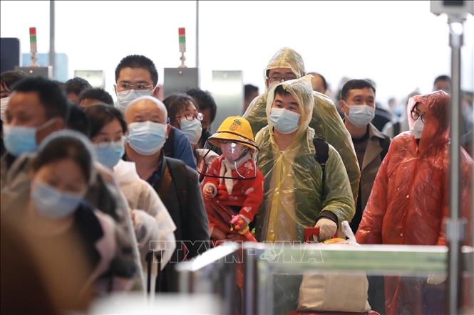 Trong ảnh: Người dân đeo khẩu trang xếp hàng tại nhà ga tàu hỏa ở Vũ Hán, tỉnh Hồ Bắc, Trung Quốc, sau khi lệnh phong tỏa được gỡ bỏ ngày 8/4/2020. Ảnh: THX/ TTXVN