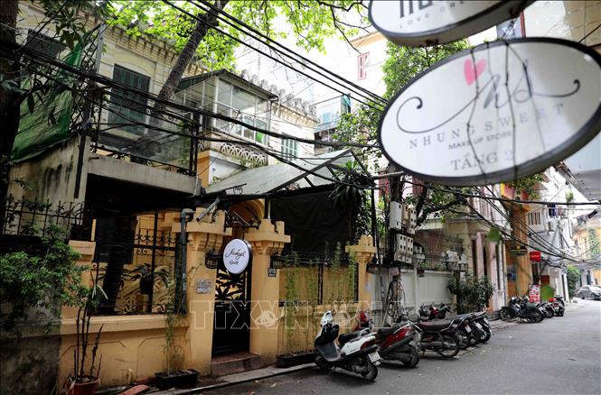 Ttong ảnh: Ngõ Hội Vũ nổi tiếng với những quán cà phê trong các biệt thự từ thời Pháp với không gian đẹp và thoáng đãng. Ảnh: Thanh Tùng-TTXVN