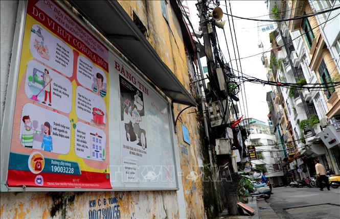 Trong ảnh: Bảng tin tuyên truyền của phường Hàng Bông về phòng chống dịch COVID-19 nằm bình dị trên trên một khoảng tường nhuốm màu thời gian. Ảnh: Thanh Tùng-TTXVN