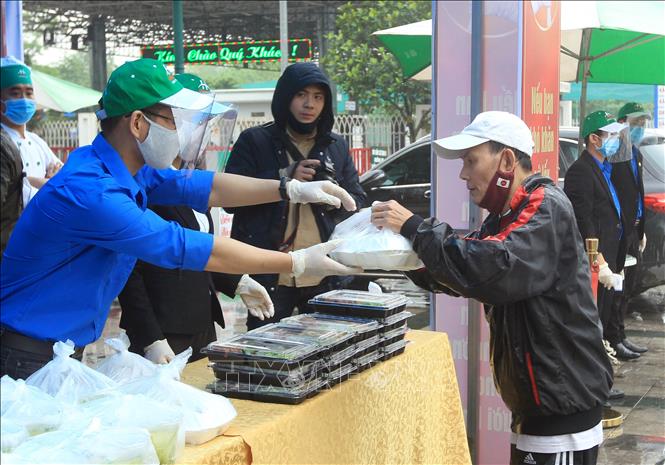 Trong ảnh: Xuất ăn miễn phí làm ấm lòng người lao động nghèo giữa mùa dịch. Ảnh: An Đăng - TTXVN