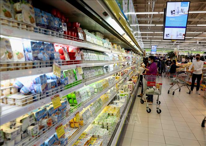 Trong ảnh: Người dân chọn mua sắm tại quầy hàng thực phẩm trong siêu thị Big C Thăng Long. Ảnh: Vũ Sinh - TTXVN