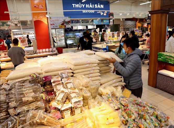 Trong ảnh: Người dân chọn mua hàng trong siêu thị Big C Thăng Long. Ảnh: Vũ Sinh - TTXVN