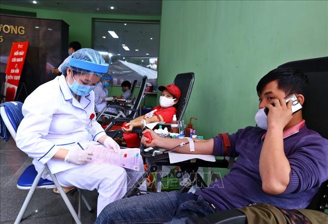Trong ảnh: Hiến máu tình nguyện tại Viện Huyết học – Truyền máu Trung ương. Ảnh: Minh Quyết – TTXVN