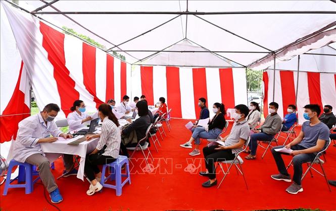 Trong ảnh: Người tham gia hiến máu tình nguyện ngồi chờ khám sàng lọc trước khi hiến máu. Ảnh: Minh Quyết – TTXVN