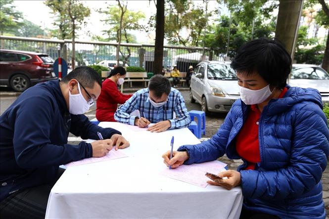 Trong ảnh: Người tham gia hiến máu tình nguyện kê khai thông tin, được bố trí ngồi đúng khoảng cách quy định. Ảnh: Minh Quyết – TTXVN