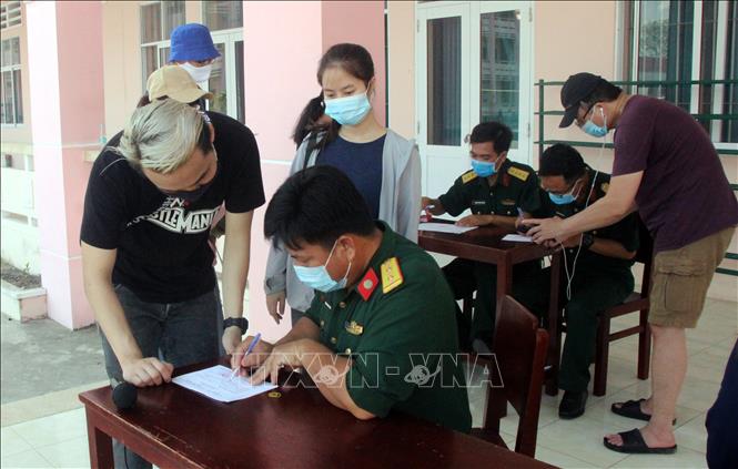 Trao Giấy chứng nhận hoàn thành cách ly cho 171 công dân tại Sóc Trăng. Ảnh: Trung Hiếu-TTXVN