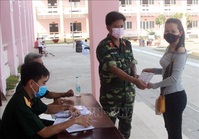 Trao Giấy chứng nhận hoàn thành cách ly cho 171 công dân tại Sóc Trăng. Ảnh: Trung Hiếu-TTXVN