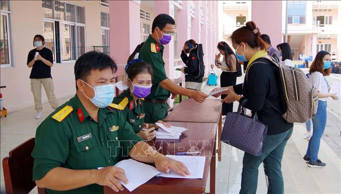 Trao Giấy chứng nhận hoàn thành cách ly cho 171 công dân tại Sóc Trăng. Ảnh: Trung Hiếu-TTXVN