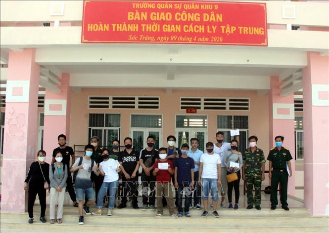 Trao Giấy chứng nhận hoàn thành cách ly cho 171 công dân tại Sóc Trăng. Ảnh: Trung Hiếu-TTXVN