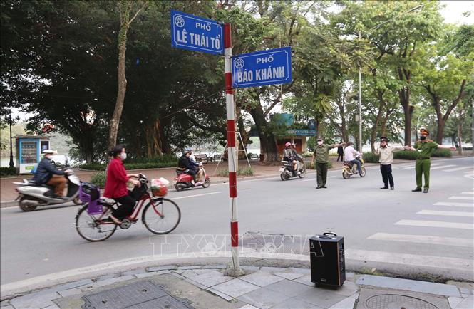 Trong ảnh: Lực lượng chức năng phường Hàng Trống sử dụng loa thùng hàng ngày đưa thông tin về phòng, chống dịch COVID-19. Ảnh: Anh Tuấn – TTXVN