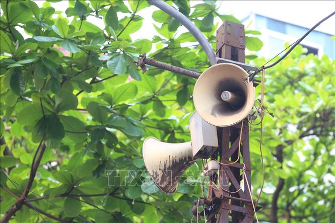 Trong ảnh: Một cụm loa trên phố Hàng Gà, phường Hàng Bồ hàng ngày đưa thông tin về phòng, chống dịch COVID-19 lan tỏa đến từng ngõ xóm, len lỏi tới mỗi gia đình. Ảnh: Anh Tuấn – TTXVN