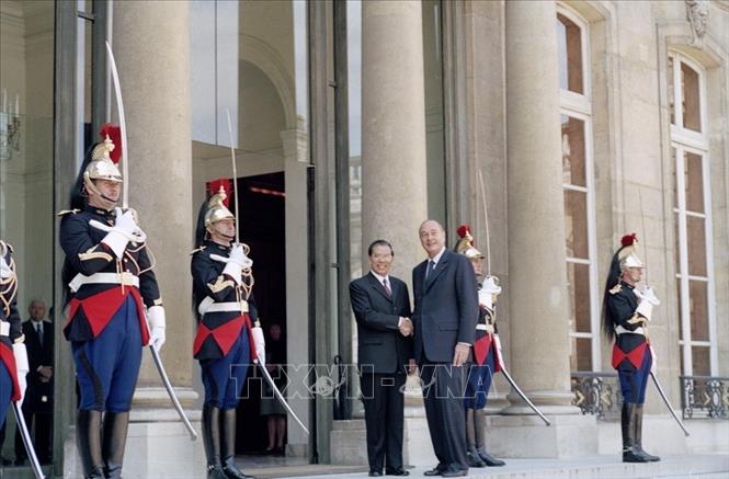 Trong ảnh: Tổng thống Jacques Chirac đón Tổng Bí thư Nông Đức Mạnh thăm chính thức Cộng hòa Pháp, ngày 7/6/2005, tại Điện Elysee ở Thủ đô Paris. Ảnh: Xuân Tuân - TTXVN
