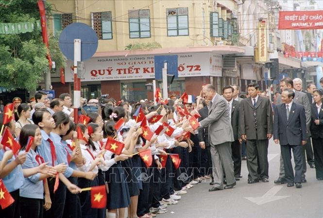 Trong ảnh: Ngày 7/10/2004, Tổng thống Pháp Jacques Chirac đến thăm và nói chuyện với học sinh, sinh viên biết tiếng Pháp tại Trung tâm Văn hóa Pháp (Hà Nội), trong chuyến thăm chính thức Việt Nam. Ảnh: Nhan Sáng - TTXVN
