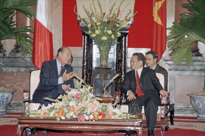 Trong ảnh: Chủ tịch nước Trần Đức Lương đón và hội đàm với Tổng thống Pháp Jacques Chirac thăm chính thức Việt Nam từ ngày 6 - 8/10/2004. Ảnh: Nguyễn Khang - TTXVN
