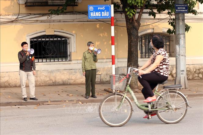 Trong ảnh: Lực lượng chức năng phường Lý Thái Tổ sử dụng loa cầm tay nhắc nhở người dân không có việc cấp thiết không ra khỏi nhà những ngày thực hiện giãn cách xã hội. Ảnh: Anh Tuấn – TTXVN