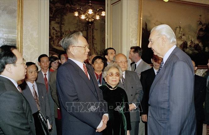 Trong ảnh: Ngày 11/5/1995, tại Paris, Chủ tịch Thượng viện Pháp Rene Monory tiếp và chiêu đãi Chủ tịch nước Lê Đức Anh thăm Pháp và dự Lễ kỷ niệm lần thứ 50 ngày chiến thắng phát xít. Ảnh: Cao Phong - TTXVN
