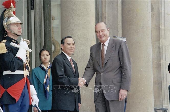 Trong ảnh: Ngày 1/4/1998, tại Phủ Tổng thống ở Thủ đô Paris, Tổng thống Jacques Chirac tiếp Thủ tướng Phan Văn Khải thăm chính thức Cộng hòa Pháp. Ảnh: Kim Hùng - TTXVN

