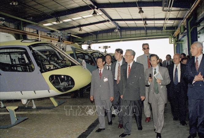 Trong ảnh: Trong chuyến thăm Pháp, ngày 10/5/1995, Chủ tịch nước Lê Đức Anh thăm phân xưởng lắp ráp máy bay lên thẳng của Tập đoàn Eurocopter ở thành phố cảng Marseille. Ảnh: Cao Phong - TTXVN
