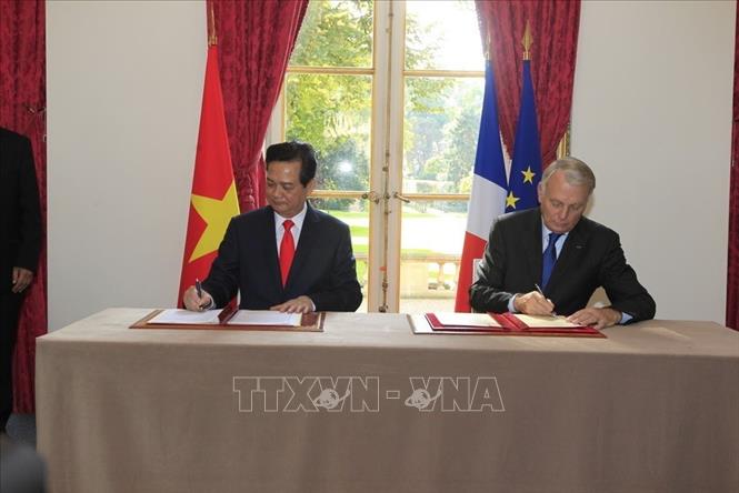 Trong ảnh: Trong chuyến thăm chính thức Cộng hoà Pháp từ ngày 24 - 26/9/2013, ngày 25/9, tại Phủ Thủ tướng Pháp ở Thủ đô Paris, Thủ tướng Nguyễn Tấn Dũng và Thủ tướng Jean-Marc Ayrault ký Tuyên bố chung về Quan hệ Đối tác chiến lược Việt Nam - Pháp. Ảnh: Đức Tám – TTXVN