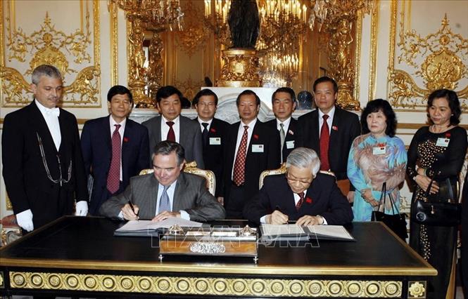 Trong ảnh: Chủ tịch Quốc hội Pháp Bernard Accoyer và Chủ tịch Quốc hội Nguyễn Phú Trọng ký thoả thuận hợp tác giữa Quốc hội hai nước (2008). Ảnh: Trí Dũng - TTXVN