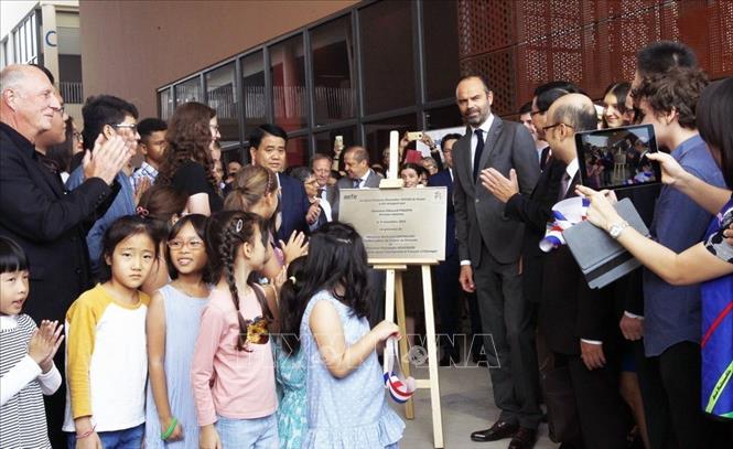 Trong chuyến thăm chính thức Việt Nam, sáng 3/11/2018, Thủ tướng Pháp Édouard Philippe đến thăm và cắt băng khánh thành Trường Quốc tế Pháp Alexandre Yersin tại quận Long Biên (Hà Nội). Ảnh: Văn Điệp - TTXVN