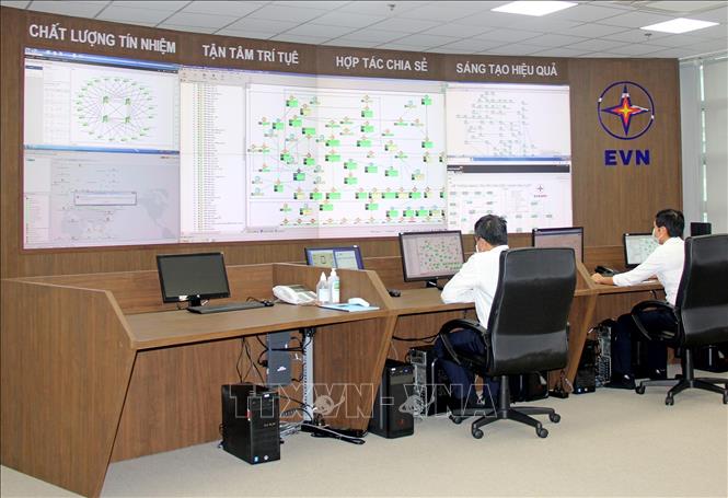 Trong ảnh: Công ty Viễn thông điện lực và CNTT tổ chức các ca trực độc lập để vận hành hệ thống và phòng tránh dịch. Ảnh: Ngọc Hà - TTXVN