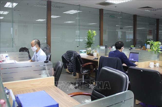 Trong ảnh: Công ty Viễn thông điện lực và CNTT tổ chức các ca trực độc lập để vận hành hệ thống và phòng tránh dịch. Ảnh: Ngọc Hà - TTXVN