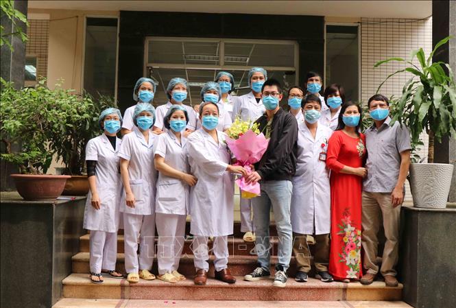 Bệnh nhân nhiễm COVID-19 điều trị tại Bắc Ninh được công ...