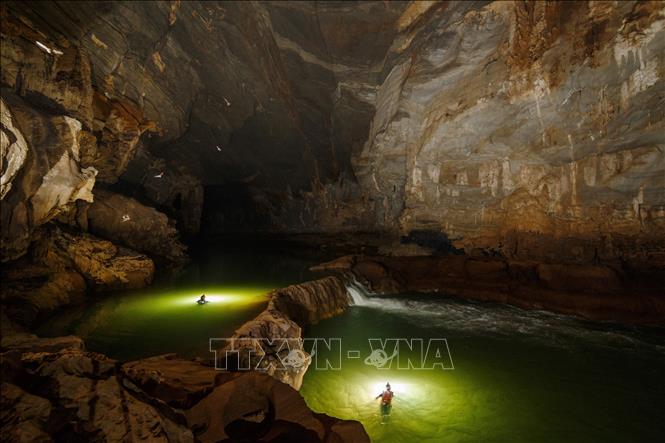 Bức ảnh “Bơi trong hang Ken” (thuộc hệ thống hang động Tú Làn) là một trong 8 bức ảnh về hang động đẹp nhất trên thế giới, do Tạp chí chuyên về khám phá thiên nhiên hàng đầu thế giới National Geographic bình chọn và công bố. Ảnh: TTXVN phát